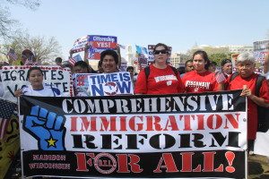 Las medidas, anunciadas por Obama en noviembre de 2014 y que buscan suspender temporalmente la deportación de más de cinco millones de indocumentados, fueron bloqueadas hace casi un año a raíz de una demanda presentada por un total de 26 estados