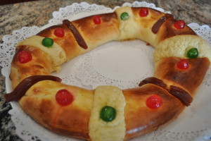 ¿Cuál es el origen de tan delicioso postre? Pues bien, para encontrarlo habría que remontarse a los tiempos del imperio romano, cuando durante las fiestas de invierno se honraba a los dioses y se regalaban a los esclavos y plebeyos una torta confitada de dátiles, higos y miel que escondía un haba seca; quien descubriera tal legumbre era nombrado rey de las fiestas.