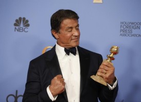Otro sorpresivo ganador fue Sylvester Stallone, de 69 años, ovacionado al recibir el premio como mejor actor de reparto en la película "Creed", en la que retomó su icónico personaje del boxeador Rocky Balboa. REUTERS/Lucy Nicholson