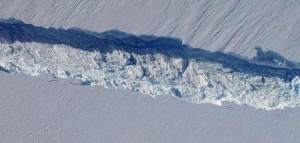 Rompimiento de hielo en el glaciar Pine Island en la Antartida. 26 de octubre de 2011. Los icebergs más grandes que se desprenden de la Antártida ayudan de forma imprevista a frenar el calentamiento global a medida que se van derritiendo en las frías aguas del sur, dijeron científicos el lunes.