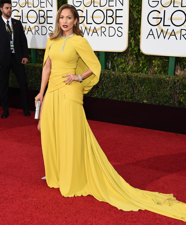 De amarillo, las actrices de origen hispano, America Ferrera y Jennifer López conquistarón la alfombra roja de los Globos de Oro