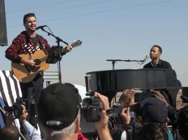El cantante colombiano Juanes se presentó el miércoles 20 de enero ante las familias de inmigrantes a las afueras del Centro de Detenciones de Eloy en Arizona. Los artistas recorrieron las instalaciones de Eloy, uno de los centros de detención de inmigrantes indocumentados más grandes de Estados Unidos, como parte de la campaña #FreeAmerica. EFE