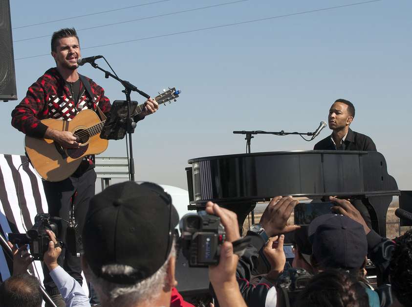 Juanes y John Legend unieron sus voces para llevar un mensaje de esperanza a los inmigrantes en el Centro de Detención de Eloy