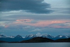Atardecer en el canal Murray. Autor: Cecilia Lutufyan. En el camino a Cabo de Hornos y en sentido contrario, hacia el norte, muy cerca del puerto de Ushuaia