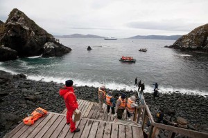 Cabo de Hornos se ubica a los 55° de latitud sur y, cuanto más cerca se está de este punto, más fuertes son el oleaje y los vientos. Según la gente de la base chilena que está en la isla, en la zona son tres días malos y uno y medio bueno. Bueno no implica sol y cielo azul (en la foto, "un día inmejorable"). Es decir, que pese a la fuerza del oleaje, es posible desembarcar en la isla