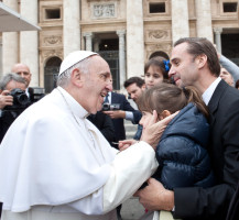 Joseph Fiennes protagonista del filme de Sony Pictures, "Risen", se reunió el miércoles con el Papa Francisco en la Ciudad del Vaticano. Fiennes se encontraba en la ciudad de la Santa Sede promoviendo el film, el cual será estrenado en Estados Unidos el 19 de febrero y esta basado en los hechos ocurridos posteriormente a la crucifixión de Jesús