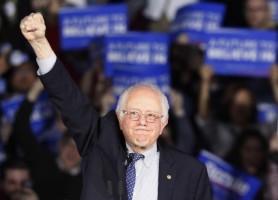Sanders, quien se describe a sí mismo como un socialista demócrata, se impuso a la favorita para obtener la nominación presidencial del Partido Demócrata con un 56 por ciento de los votos, según los primeros resultados, frente al 42 por ciento de Clinton, de acuerdo a las proyecciones de CNN