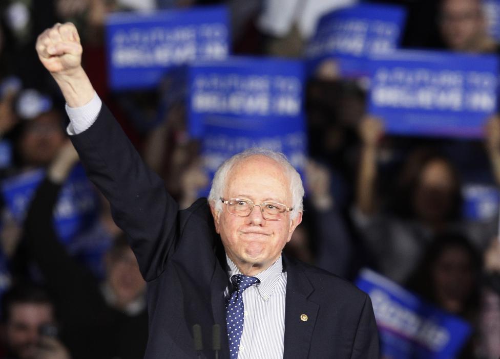 Multimillonario Trump y senador Sanders ganan primarias en New Hampshire