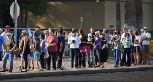 En las pasadas elecciones primarias del martes 22 de marzo de 2016, lo votantes en Arizona tuvieron que hacer largas filas y esperar varias horas para poder ejercer su derecho al voto, debido a una significativa reducción de los puestos de votación