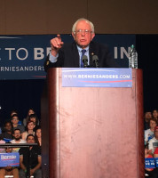 El Candidato demócrata a la presidencia Bernie Sanders, se dirige a la a audiencia reunida en el Centro de Convenciones de Phoenix, durante su reciente visita a la ciudad, el martes 15 de marzo de 2016. Foto: Ernesto Moncada / H. De Young