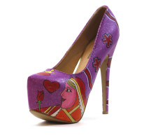"El stiletto es como un arma para conquistar, para romper corazones, para enamorar. La mujer se siente como una diva, por eso he bautizado a un par de mis stilletos con el nombre de “Reina de Corazones", comentó el artista Rubén Gracia en entrevista exclusiva con Panorama Online. Foto: Rúben Garcia