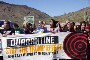 Manifestantes de diferentes organizaciones pro-inmigrantes hicieron sentir su voz y bloquearon el sábado 19 de marzo la via que conduce a Fountain Hills, lugar donde el candidato presidencial Donald Trump sostuvo un mitin con sus seguidores. Arizona es el centro de la contienda electoral debido a las elecciones primarias a llevarse a cabo el martes 22 de marzo, en estado. Foto Diana Ovalle. Puente Movement