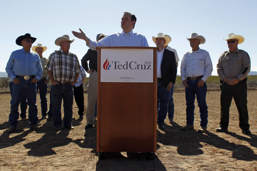 Ted Cruz visita la frontera de Arizona con México Ted Cruz visita la frontera de Arizona con México