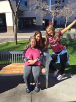 En la imagen se puede observar de izquierda a derecha a Sara Moreno Castrillón con su sobrina Lorena Castro y su hija Carolina Moreno afuera de St. Joseph’s al salir del hospital. La paisa recibió un trasplante de pulmón debido a que fue diagnosticada con fibrosis pulmonar , el primero que se re le realiza a una paciente extranjera en Norton Thoracic Institute de St. Joseph's en Phoenix 