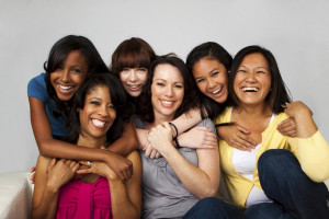 El Día Internacional de la Mujer se refiere a las mujeres corrientes como artífices de la historia y hunde sus raíces en la lucha plurisecular de la mujer por participar en la sociedad en pie de igualdad con el hombre