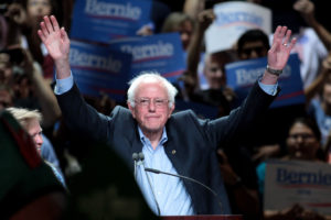 Sanders, que compite con la ex secretaria de Estado Hillary Clinton para obtener la candidatura demócrata, aseguró que de llegar a la Casa Blanca fomentará "una nueva relación (con Latinoamérica) basada en el respeto mutuo" y criticó que la actual Administración presidida por Barack Obama no lo haya hecho