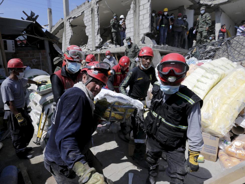 Resignados, ecuatorianos esperan los restos de sus familiares tras letal terremoto Resignados, ecuatorianos esperan los restos de sus familiares tras letal terremoto