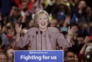 La victoria de Clinton fue tan reñida como preveían las encuestas y con más del 90 % de los votos escrutados, Clinton conseguía con el 57,6 % de los votos imponerse a su principal rival, el candidato nacido en Brooklyn Bernie Sanders, que obtuvo un 42,4 % de papeletas. REUTERS/Mike Segar