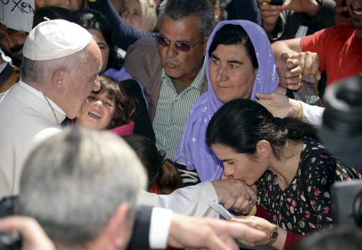 El Papa regresa a Roma con 12 refugiados tras visita a isla griega El Papa regresa a Roma con 12 refugiados tras visita a isla griega