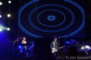 El cantautor multi-instrumentalista Beck, en una de sus mejores apariciones en el Valle del Sol, durante el McDowell Mountain Music Festival 2016. Foto: Jon Goodell