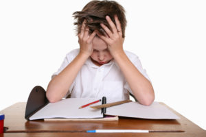 De acuerdo con los CDC, los menores con ADHD muestran un patrón "constante" de falta de atención o hiperactividad impulsiva que interfiere con su desempeño y desarrollo