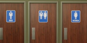 La denominada "batalla de los baños" arrancó después de que Carolina del Norte se convirtiera en el primer estado del país en exigir a los transexuales que utilizaran, en lugares públicos, los baños que correspondieran a su sexo original y no al que escogieron