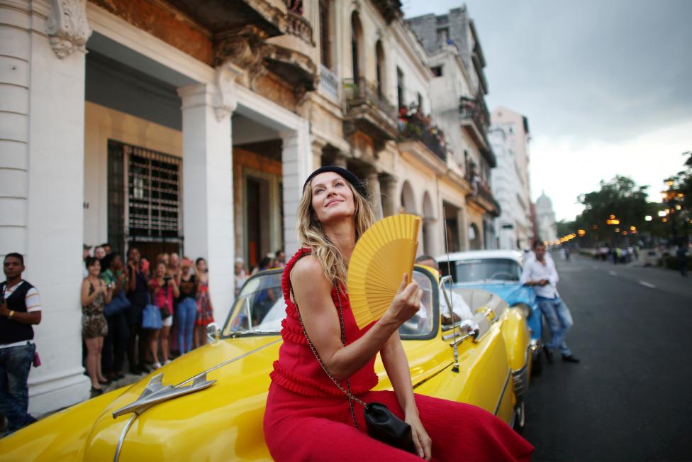 Desfile de Chanel lleva brillo de la moda de vuelta a Cuba Desfile de Chanel lleva brillo de la moda de vuelta a Cuba