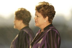 Dilma Rousseff ha sido apartada este jueves del gobierno de Brasil, al final de una sesión histórica que puso fin a más de 13 años del izquierdista Partido de los Trabajadores (PT) en el poder. Rousseff, la exguerrillera izquierdista de 68 años que en 2011 se convirtió en la primera presidenta de Brasil, será reemplazada por su vicepresidente Michel Temer, de 75, mientras es sometida a un juicio político.. REUTERS/Ueslei Marcelino