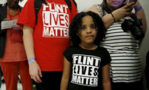 Entre 6.000 y 12.000 niños han estado expuestos a agua potable con altos niveles de plomo en Flint, donde ha aumentado del 2,5% en 2013 hasta un 5% en 2015, abriendo la puerta a enfermedades derivadas del envenenamiento por este metal, que en altas dosis puede causar la muerte. REUTERS/Kevin Lamarque/Files
