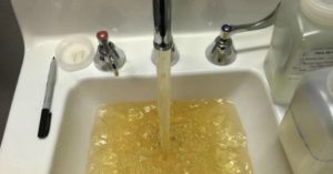 En esta localidad de Michigan, es el Río Flint el que provee de agua a sus habitantes, sin embargo, se trata de un agua muy corrosiva que ha acelerado el envejecimiento de las cañerías, provocando que el agua tenga altos niveles de metales pesados.
