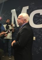 El senador de los Estados Unidos John McCain en entrevista con varios medios de comunicación locales y nacionales, durante el mitin de campaña llevado a cabo el 6 de mayo de 2016 en las oficinas del Senador en Phoenix, donde recibió el respaldo de 5 Senadores. Foto: Maria Bonilla/Panorama Online