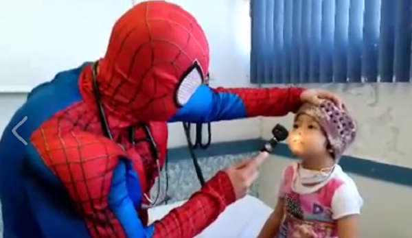 Vestido de superhéroe, un médico lleva alegría a niños con cáncer en México Vestido de superhéroe, un médico lleva alegría a niños con cáncer en México