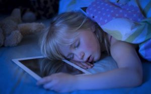 La utilización de aparatos electrónicos son ya un estilo de vida, de ahí la importancia de los modelos parentales. Los padres que se quedan dormidos con el celular en la mano o la televisión prendida deben comenzar por cambiar patrones y promover la higiene del sueño en su familia.