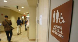Cualquier padre o madre precavidos, simplemente saben que no es conveniente dejar entrar al baño publico a su hijo o hijas menores, se trata de sentido común y a la hora de utilizar un baño, las personas tienen derecho de escoger con el que se sientan identificados, ya sean mujer, hombre o personas que se hayan cambiado de sexo