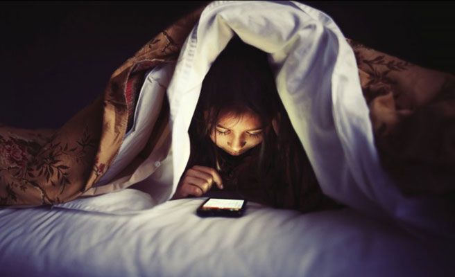 Uso nocturno de dispositivos electrónicos afecta conducta de niños y adolescentes