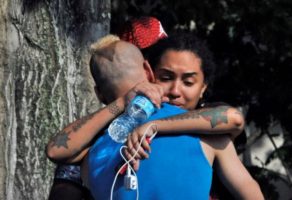 Amigos y familiares de las victimas de un tiroteo ocurrido la madrugada del domingo 12 de junio en un club nocturno de Orland, Florida, protagonizaron escenas de angustia e incertidumbre mientras esperaban noticas de sus seres queridos, luego del terrible evento ocurrido en las instalaciones del lugar. Friends and family members embrace outside the Orlando Police Headquarters during the investigation of a shooting at the Pulse nightclub, where people were killed by a gunman, in Orlando, Florida, U.S June 12, 2016. REUTERS/Steve Nesius