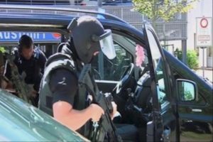 Fuerzas de la policía alemana saliendo de un auto tras un tiroteo en un complejo de un cine en Viernheim, Alemania.