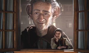 Por más que sea un gigante, el BFG (Mark Rylance) es un gran gigante bonachón y no se parece en nada a los otros habitantes del país de los gigantes. Con más de 7 metros de altura, enormes orejas y un agudo sentido del olfato, es encantador, un poco tonto y bastante retraído.