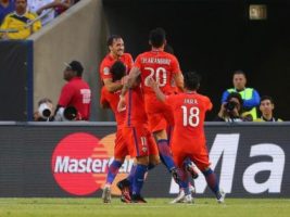 La "Roja" se puso 2-0 a los 10 a la salida de un saque largo del arquero Claudio Bravo, quien habilitó a Alexis Sánchez. El atacante del Arsenal inglés enganchó y remató cruzado pero el balón dio en un poste. Fuenzalida estuvo atento para empujarla y extender la ventaja. Dennis Wierzbicki-USA TODAY Sports