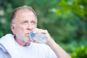 Las personas de 65 años de edad o mayores no pueden compensar el estrés por calor de manera eficiente y tienen menos probabilidades de detectar y responder a cambios de temperatura