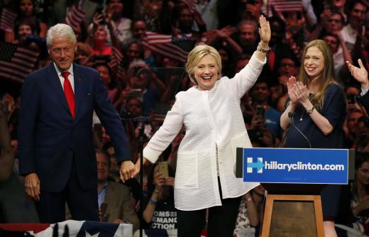 Clinton se declara ganadora de carrera demócrata a la presidencia, celebra un hito en EEUU