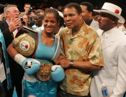 Muhammad Ali con si hija Laila en 2013, quien le siguió los pasos en el boxeo