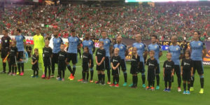 En la imagen la selecciona de Uruguay, quienes durante su primer partido en la copa America Centenario, disputado con México, durante su presentación tuvieron que escuchar el himno de Chile y no el de su país, lo que para muchos distrajó al seleccionado suramericano, quienes perdieron frente a México 3 a 1.duarnte el partido disputado el pasado 5 de junio en el Estadios de la Universidad de Phoenix, en Glendale, AZ