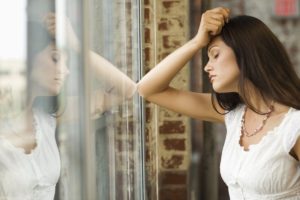 Las personas que han vivido eventos traumáticos pueden experimentar emociones fuertes como temor, tristeza y otros síntomas de depresión. Esta es una forma de responder y reaccionar ante la situación vivida