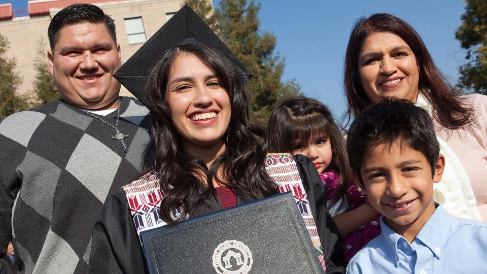 Las familias hispanas bilingües cuentan con nuevas herramientas de búsqueda de universidades y ayuda financiera Las familias hispanas bilingües cuentan con nuevas herramientas de búsqueda de universidades y ayuda financiera