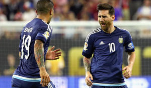 Lionel Messi (10) y Ever Banega (19) celebran durante el juego ante Estados Unidos en Houston.