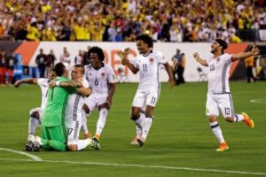 El equipo de Colombia celebrando la clasificación a semifinales de la Copa América Centenario tras vencer por penales a Perú.