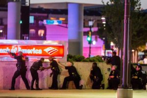 La policía responde tras ser atacados durante una protesta de la organización "Black Lives Matter", en Dallas, Estados Unidos. Al menos un francotirador en Dallas mató a cinco policías e hirió a otros siete en un ataque coordinado que terminó cuando efectivos de seguridad utilizaron una bomba para abatir a un sospechoso que dijo que quería asesinar a oficiales blancos, informaron el viernes las autoridades. Smiley N. Pool/The Dallas Morning News/Handout via REUTERS
