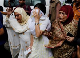 El asalto yihadista de Dacca causa 28 muertos, la mayoría rehenes extranjeros. Unos cien efectivos del Ejército y de otras fuerzas irrumpieron finalmente en el local con los primeros rayos de luz. Foto: Reuter, Dhaka, Bangladesh, July 2, 2016. REUTERS/Mohammd Ponir Hossain