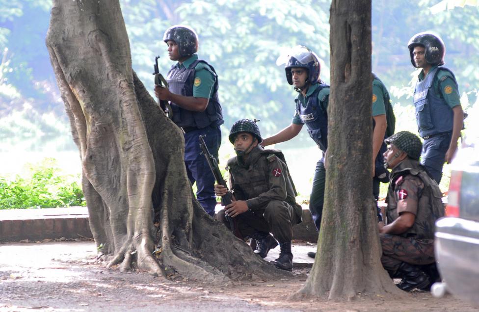 Militantes islámicos matan a 20 personas, en su mayoría extranjeras, en ataque en Bangladés Militantes islámicos matan a 20 personas, en su mayoría extranjeras, en ataque en Bangladés